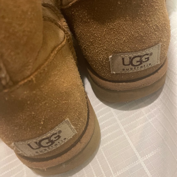 Ugg Bailey Button Tan Boot - size 8 - Picture 8 of 10